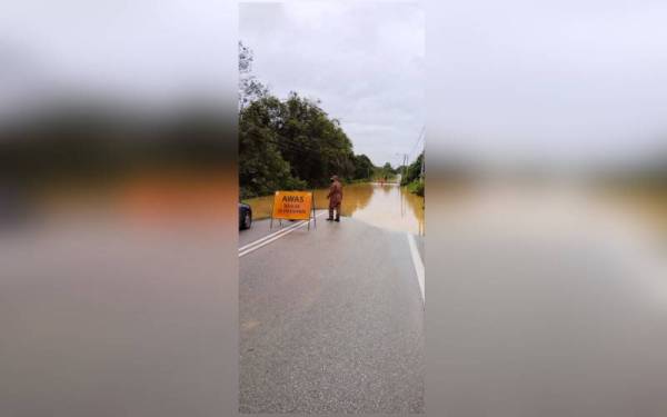 Anggota bomba memantau kawasan dinaiki air. - Foto JBPM PAHANG