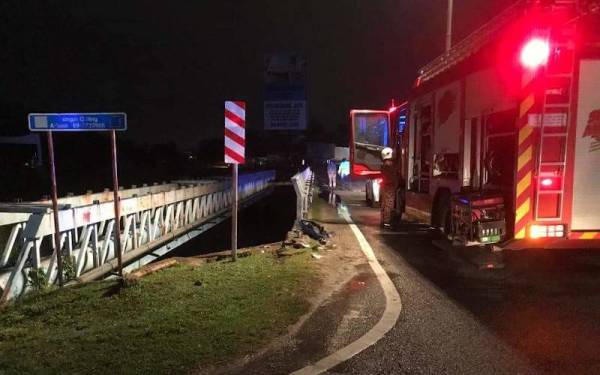 Lokasi kemalangan maut melibatkan penunggang yang terbabas sebelum jatuh ke dalam sungai di Jalan Beserah di sini pada Ahad. - Foto Polis Trafik Kuantan