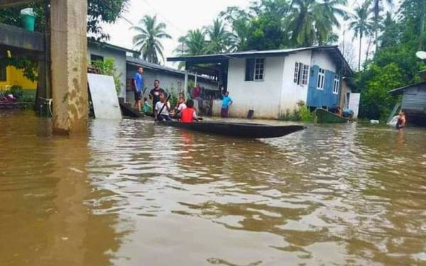 Air Sungai Golok mulai melimpah masuk ke Kampung Bendang Pak Yong, Tumpat pada Isnin.