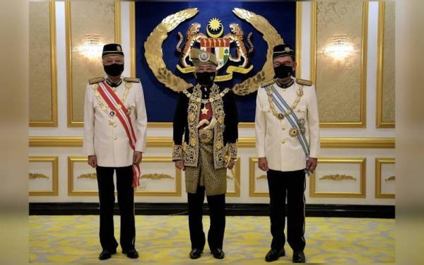 Al-Sultan Abdullah Ri'ayatuddin Al-Mustafa Billah Shah (tengah) berkenan bergambar bersama Perdana Menteri Datuk Seri Ismail Sabri Yaakob (kiri) dan Ketua Pembangkang yang juga Ahli Parlimen Port Dickson Datuk Seri Anwar Ibrahim (kanan) pada Istiadat Pembukaan Mesyuarat Penggal Kelima, Parlimen ke-14 di Bangunan Parlimen pada Isnin. - Foto Bernama.