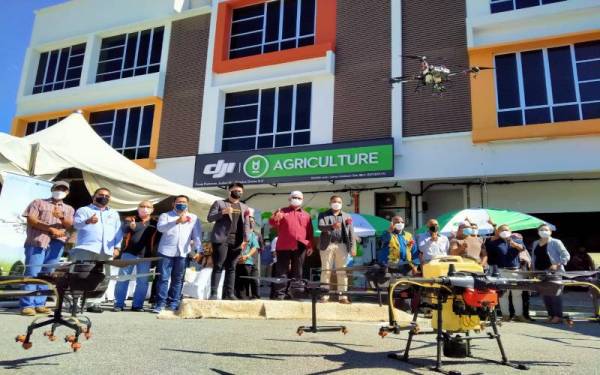 Razman (depan, tengah) menyempurnakan Majlis Perasmian Pembukaan Bilik Pameran DJI Agriculture di Taman Bagan Seri Maju 1, pada Isnin.