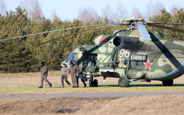 Menteri Pertahanan Ukraine, Oleksii Reznikov (dua dari kiri) tiba di wilayah Gomel, Belarus untuk rundingan antara Kiev dan Moscow pada Isnin. - Foto AFP