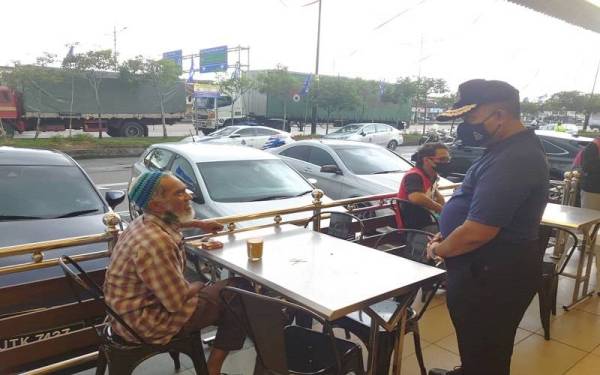 Kamarul Zaman (kanan) beramah mesra dengan pelanggan sebuah restoran ketika membuat pemantauan perjalanan kempen calon-calon bertanding pada PRN Johor di Taman Bukit Indah, Johor Bahru pada Isnin