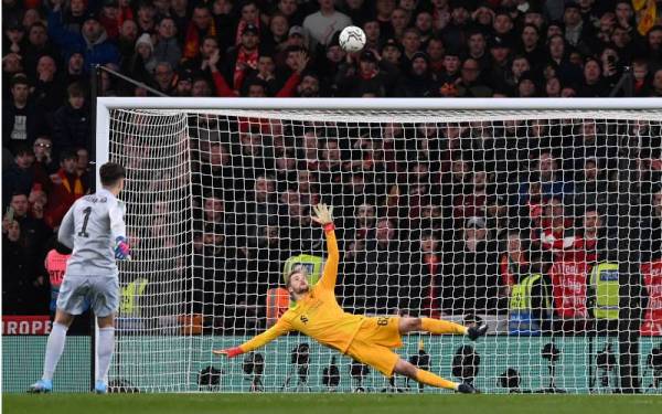 Aksi penjaga gol Liverpool, Caoimhin Kelleher (kanan) ketika sepakan Kepa tinggi melepasi gawang The Reds. - Foto AFP