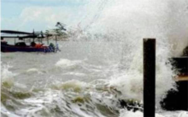 Penduduk di 37 kampung yang terletak berhampiran 11 muara sungai utama di Terengganu dinasihatkan supaya berwaspada berikutan risiko berlakunya banjir akibat fenomena air pasang besar mulai malam Isnin hingga Sabtu ini. - Gambar hiasan 