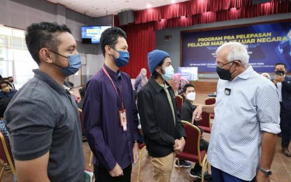 Mahdzir (kanan) beramah mesra dengan pelajar pada Majlis Bual Mesra dan Pra Pelepasan Pelajar Mara ke Jerman di Kampus German-Malaysian Institute (GMI) di sini pada Isnin.