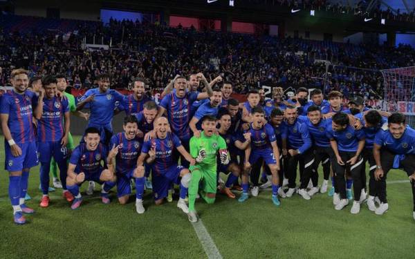 Pemain-pemain JDT meraikan kejayaan menjulang Piala Sumbangsih setelah menewaskan KL City 3-0 di Stadium Sultan Ibrahim, Iskandar Puteri pada 26 Februari lalu. - Foto Bernama