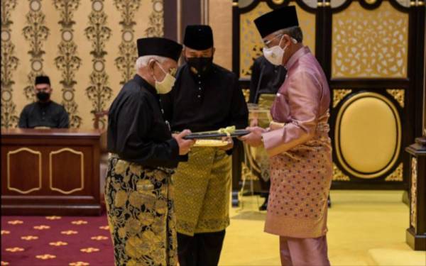 h pelantikan kepada Yang di-Pertua Negeri Sarawak, Tun Abdul Taib Mahmud pada Istiadat Pengurniaan Surat Cara Pelantikan Yang di-Pertua Negeri Sarawak di Singgahsana Kecil, Istana Negara pada Isnin - Foto Bernama