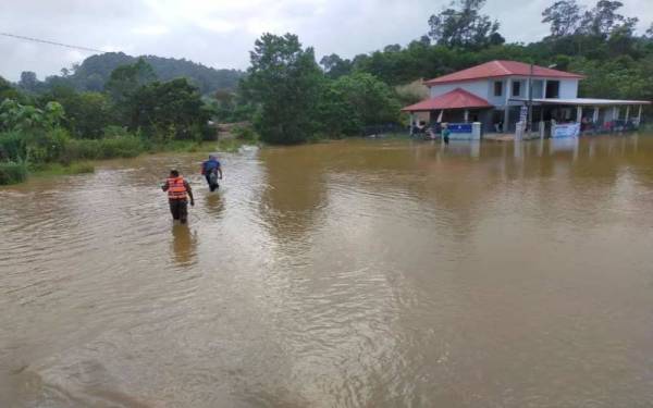 Jumlah mangsa banjir dipindahkan di Terengganu meningkat kepada 17,742 orang pada pagi Selasa. - Foto: Jabatan Bomba dan Penyelamat