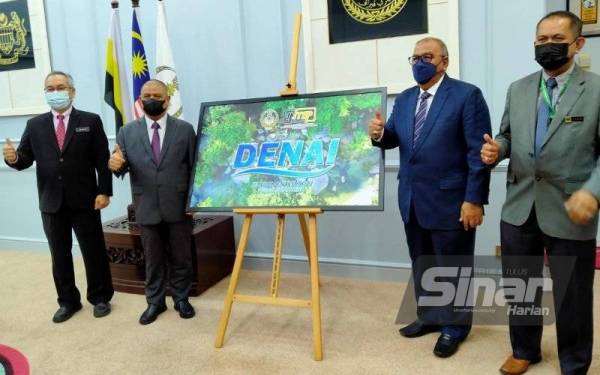 Saarani (dua dari kiri) menyempurnakan Pelancaran Logo Jelajah Denai Sungai Negeri Perak Sejahtera 2022 di Foyer Pejabat Menteri Besar Perak pada Selasa.