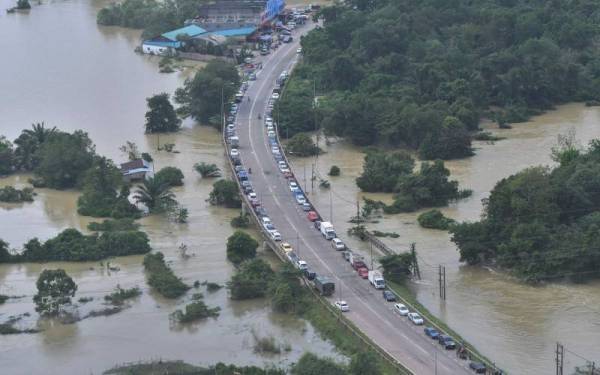 Jumlah mangsa banjir di Kelantan merekodkan peningkatan manakala Terengganu merekodkan sedikit penurunan setakat jam 2 petang Selasa. - Foto Bernama