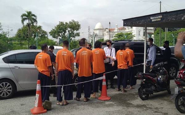 Kesemua suspek berpakaian lokap SPRM hadir di Mahkamah Majistret Ipoh, di sini pada Selasa bagi mendapatkan perintah reman untuk membuat siasatan.