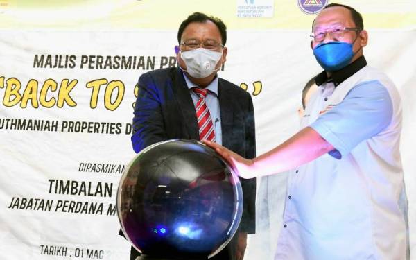 Eddin Syazlee (kiri) bersama Pengerusi Uthmaniah Properties Sdn Bhd, Datuk Ahamad Tarmizi Mohamad merasmikan Program 'Back To School' di PPR Kampung Baru Hicom Seksyen 26, Shah Alam hari ini. - Foto Bernama