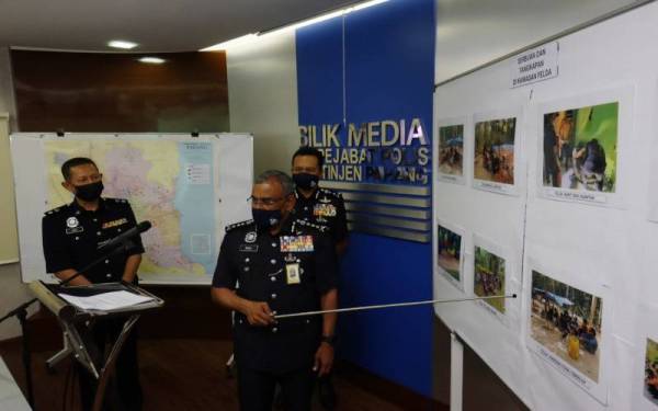 Ramli (tengah) menunjukkan gambar individu yang ditahan dalam Op Tapis Khas Polis Pahang yang diadakan bermula Rabu.