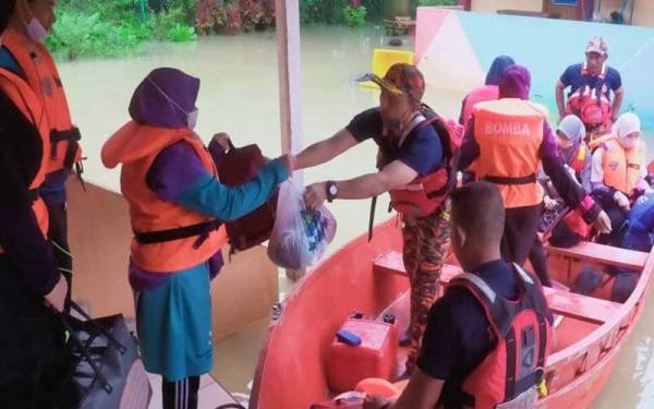 Sebahagian daripada 160 pelajar tingkatan lima yang tinggal fi asrama SM Imtiaz dan SMA Mahmudiah, Kuala Berang dipindahkan ke PPS berdekatan.