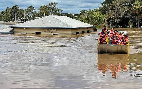 Penduduk di sekitar Maryborough di Queensland dipindahkan berikutan paras banjir mencecah bumbung kediaman. - Foto: AFP