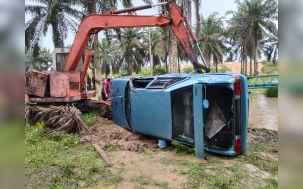 Mangsa yang terperangkap ditemui selepas kenderaan dibawa naik ke darat.