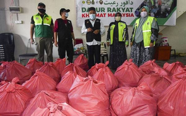 Tuan Ibrahim (tengah) bersama Timbalan Menteri Pembangunan Wanita, Keluarga dan Masyarakat, Datuk Siti Zailah Mohd Yusoff (kanan) melihat sebahagian pek barangan keperluan untuk diagihkan kepada mangsa banjir di Pusat Bantuan Asnaf Rantau Panjang hari ini. - Foto Bernama