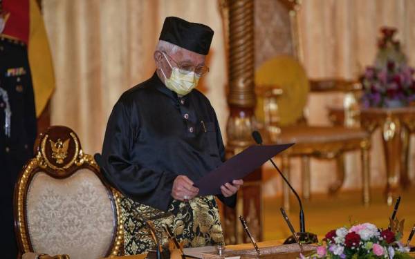 Abdul Taib mengangkat sumpah pelantikan sebagai Yang di-Pertua Negeri Sarawak bagi penggal ketiga dalam satu upacara yang diadakan di Dewan Lapau Bangunan Dewan Undangan Negeri, Kuching hari ini. - Foto Bernama