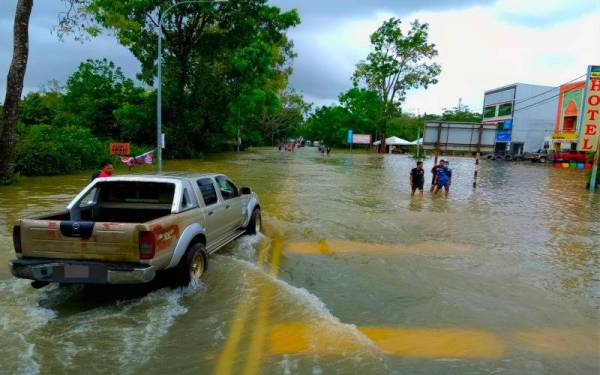 Seorang lelaki OKU mempunyai masalah pembelajaran dikhuatiri hilang selepas dipercayai dihanyutkan arus banjir dalam kejadian di Kampung Tok Sangkut, Pasir Mas, pada Selasa.