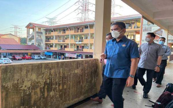 Mohd Radzi membuat tinjauan mengejut pada hari pertama peperiksaan SPM 2021 di SMK Kota Masai 2, Pasir Gudang, pada Rabu.