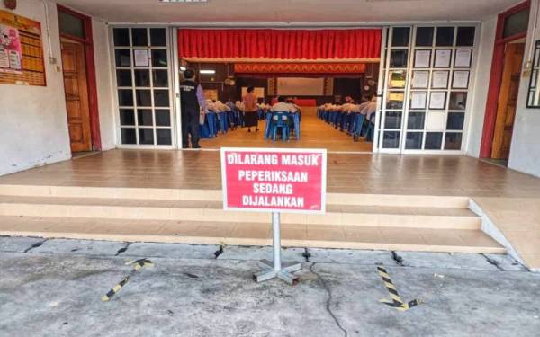 Calon SPM 2021 sedang menduduki peperiksaan di dewan SMK Tanjung Pauh, pada Rabu.