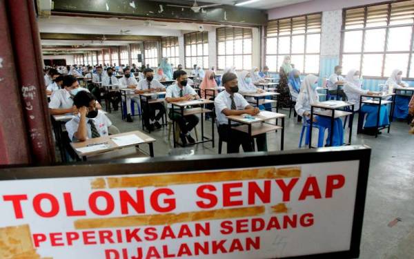 Para pelajar kelihatan tenang sebelum menduduki peperiksaan Sijil Pelajaran Malaysia (SPM) di Sekolah Kebangsaan (SMK) Tasik Damai di Ipoh, pada Rabu. Foto Bernama
