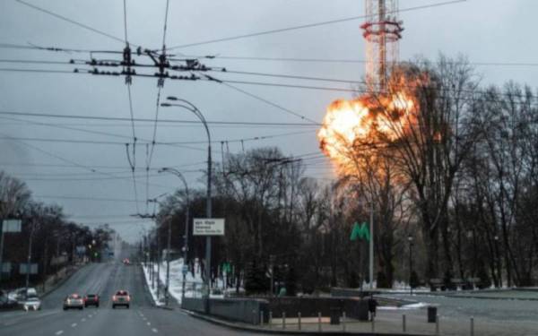 Satu letupan kelihatan di Menara TV di Kiev. Foto Reuters