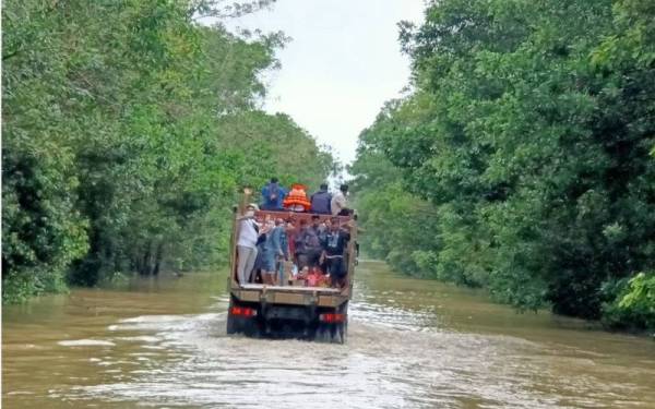 Lori digunakan bagi membantu penduduk terjejas banjir di Rantau Panjang sejak Sabtu lalu.