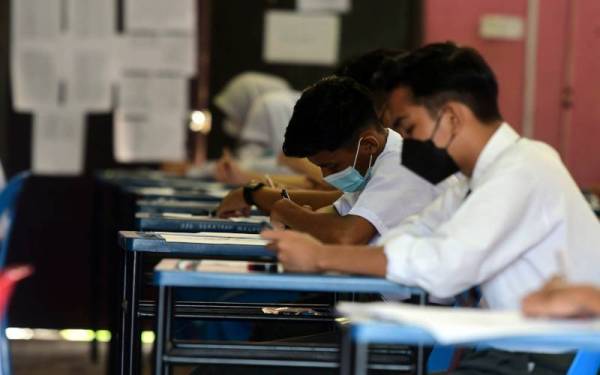 Calon-calon Sijil Pelajaran Malaysia (SPM) Sekolah Menengah Kebangsaan (SMK) Kota Masai 2, Pasir Gudang tekun menjawab kertas soalan Bahasa Melayu ketika tinjauan hari pertama SPM 2021 di sekolah tersebut. - Foto Bernama