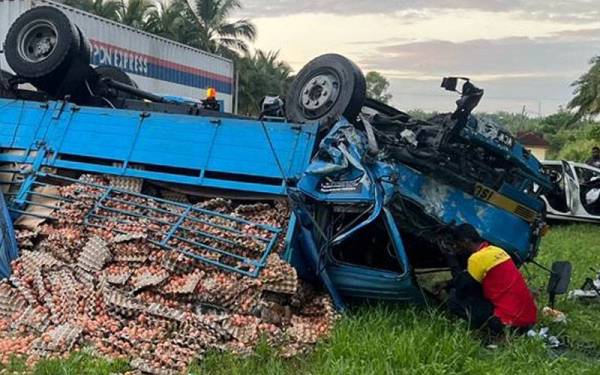 Keadaan lori muatan telur yang terlibat dalam kejadian kemalangan KM62 Jalan Ipoh-Kuala Lumpur, di sini pada Rabu.