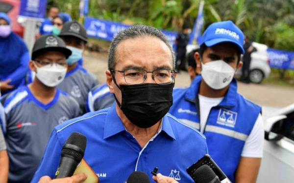 Hishammuddin ketika ditemu bual pemberita selepas Majlis Ramah Mesra di Pusat Daerah Mengundi Kampung Muhibbah pada Rabu. - Foto Bernama 