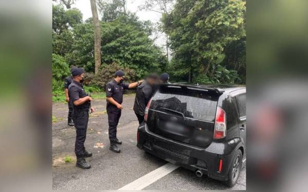 Polis menahan seorang lelaki susulan penemuan 5,127.42 gram ganja dalam kereta yang diperiksa dalam sekatan jalan di Jalan Genting Highlands-Kuala Lumpur, Benrong pada Selasa.