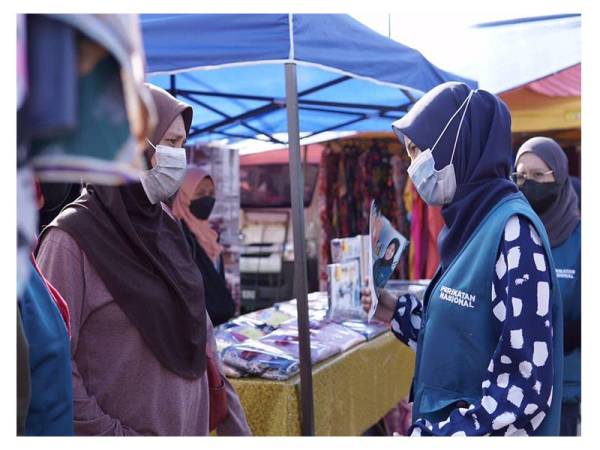 Shazani beramah mesra dengan penduduk di DUN Semarang