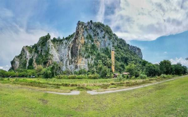 Tiga lelaki dikhuatiri sesat selepas gagal menemui laluan keluar ketika melakukan aktiviti pendakian di Gunung Keriang dekat sini, pada Jumaat.