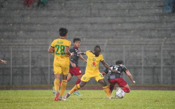 Aksi antara KDA FC dan Sarawak United dalam saingan Liga Super di Stadium Negeri, Kuching sebentar tadi. - Foto Facebook KDA FC