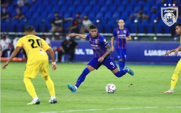 Bergson cuba melepasi pertahanan Penang FC dalam aksi sulung Liga Super di Stadium Sultan Ibrahim sebentar tadi. - Foto Facebook Johor Southern Tigers