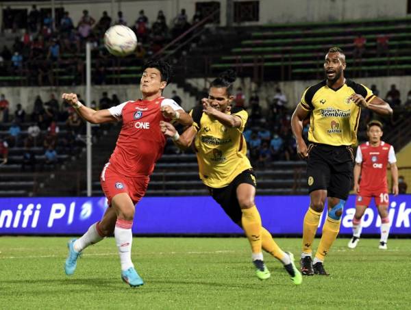 Park Taesu (kiri) cuba melepasi asakan dua pemain Negeri Sembilan FC dalam saingan Liga Super di Stadium Likas sebentar tadi. -Foto Bernama