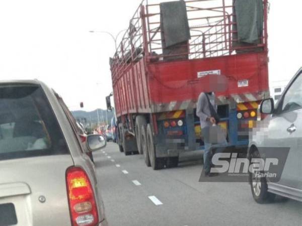 Peniaga di persimpangan lampu isyarat menjalankan aktiviti mereka di beberapa kawasan di Puncak Alam.