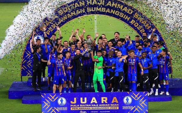 Pengendali JDT, Benjamin Mora dan barisan pemain Harimau Selatan meraikan kejayaan muncul juara Piala Sultan Ahmad Shah di Stadium Sultan Ibrahim pada Sabtu lalu. -Foto: FB Johor Southern Tigers