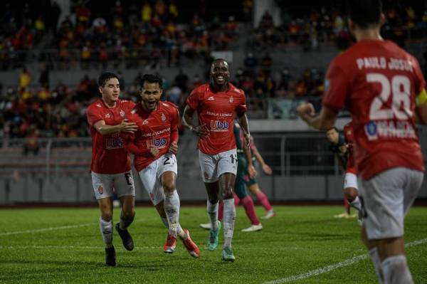 Hadin (dua dari kiri) meraikan jaringannya ketika berdepan Selangor FC di Stadium Bola Sepak Kuala Lumpur, Cheras sebentar tadi. -Foto Bernama