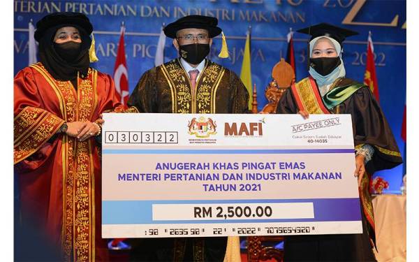 Nur Aifa (kanan) turut menerima wang tunai bernilai RM2,500 sebagai penerima anugerah khas Menteri.