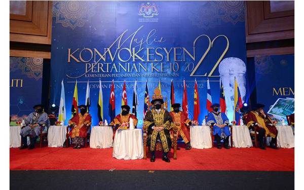 Ronald Kiandee (depan) hadir pada Majlis Konvokesyen Pertanian Kali Ke-10 Tahun 2022 yang
berlangsung di Dewan Plenari, Pusat Konvensyen Antarabangsa Putrajaya pada Khamis.