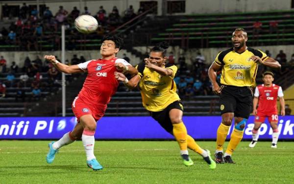 Pemain pasukan Sabah FC Taesu Park (kiri) cuba melepasi asakan dua pemain Negeri Sembilan FC dalam saingan Liga Super di Stadium Likas pada Jumaat. - Foto Bernama