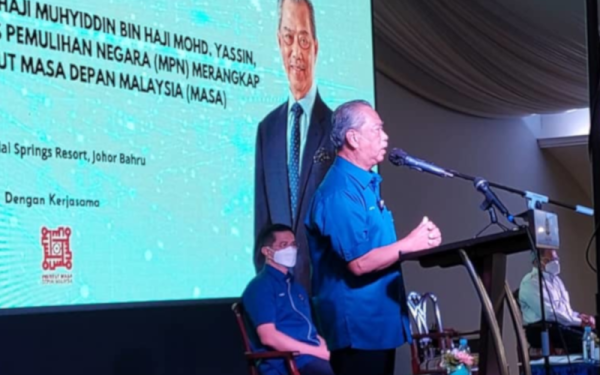 Muhyiddin ketika menyampaikan ucapan dalam Majlis Dialog bersama Pengerusi Majlis Pemulihan Negara (MPN) dan Menteri-Menteri Berkaitan Ekonomi pada Sabtu.