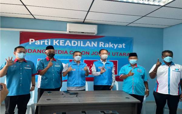 Dari kiri; Naim, Abdullah, Syed Ibrahim, Yoong Thau, Azmi, Subramani ketika sidang akhbar bersama lima calon PKR di Sungai Balang, Muar pada Sabtu.