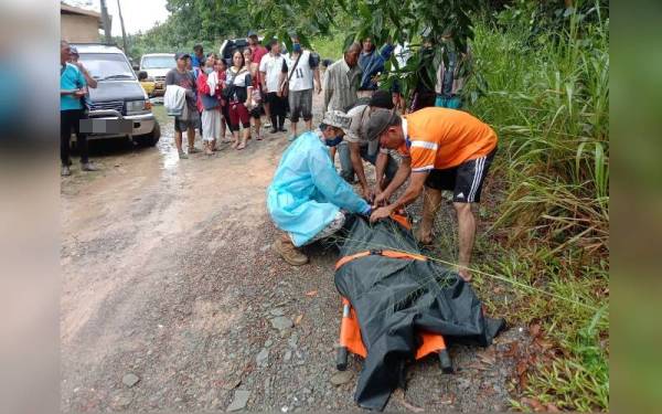 Ahli keluarga mangsa membuat pengesahan identiti mayat yang ditemui terdampar di pantai Kampung Tagu Mamal Laut, Kudat.