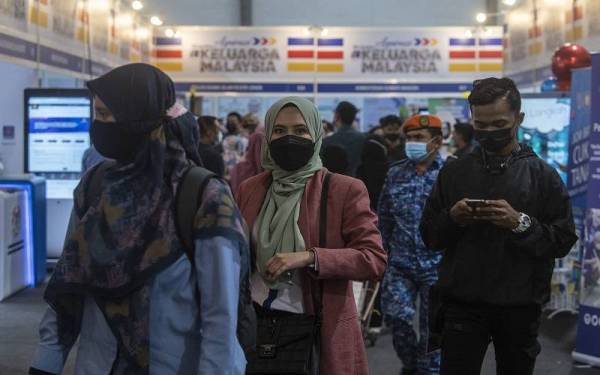 Pengunjung meluangkan masa untuk hadir ke Program Jelajah Aspirasi Keluarga Malaysia (AKM) di Dataran Angsana yang membuka tirai pada Khamis dengan pelbagai aktiviti menarik disusun atur untuk tatapan Keluarga Malaysia di Johor. -Foto: Bernama