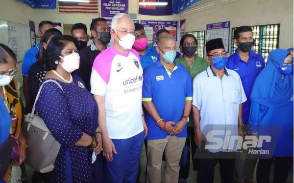 Najib (tengah) dan Thanenthiran (tiga dari kanan) ketika bertemu masyarakat dalam program 'walk-about' di pekan Sanglang, Benut, Pontian pada Sabtu.