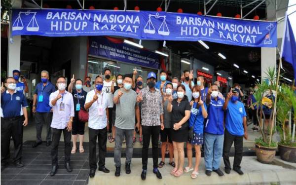 Khairy Jamaluddin (tengah) bersama-sama jentera BN semasa melawat Command Centre BN Iskandar Puteri, Iskandar Puteri, pada Sabtu.